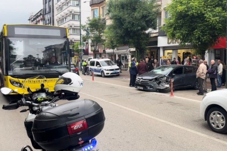 Bursa'da ters şeritten gelen otomobil, yolcu indiren otob&uuml;se &ccedil;arptı