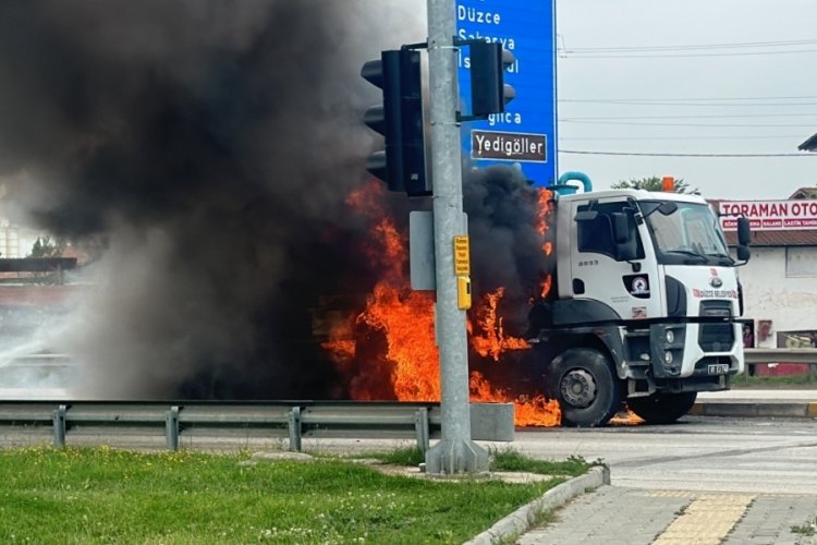 D&uuml;zce'de kamyon alev alev yandı