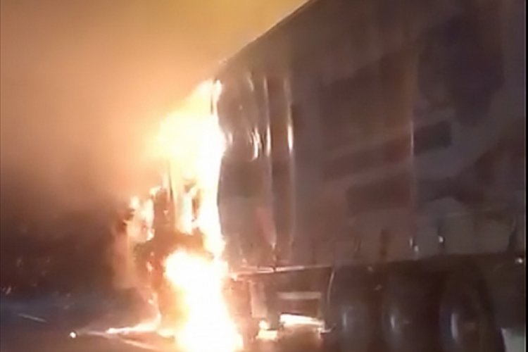 İzmir'deki Bayraklı T&uuml;nelinde tır yandı