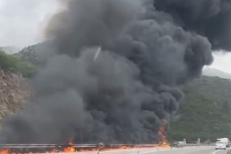 Antalya'da devrilen TIR, alev alev yandı