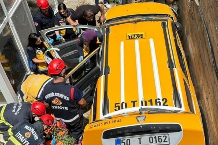 Kamyonetle &ccedil;arpışan ticari taksi bah&ccedil;eye d&uuml;şt&uuml;: 2 yaralı