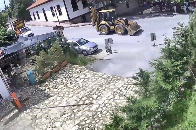 Freni boşalan iş makinesini b&ouml;yle durdurdu