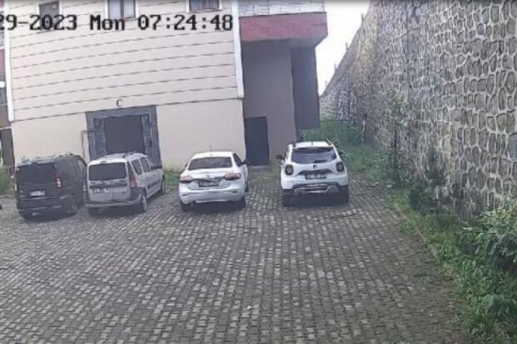 Trabzon'da istinat duvarı ara&ccedil;ların &uuml;zerine devrildi