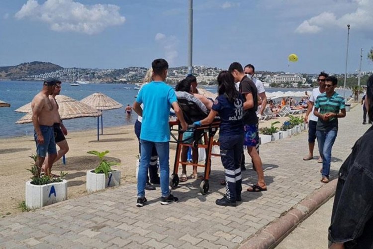 Boğulma tehlikesi ge&ccedil;iren 20 yaşındaki genci, &ccedil;evredekiler kurtardı