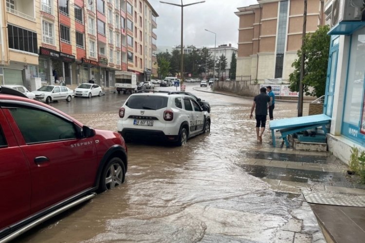 Sivas'ta sağanak yağış sonrası yollar g&ouml;le d&ouml;nd&uuml;