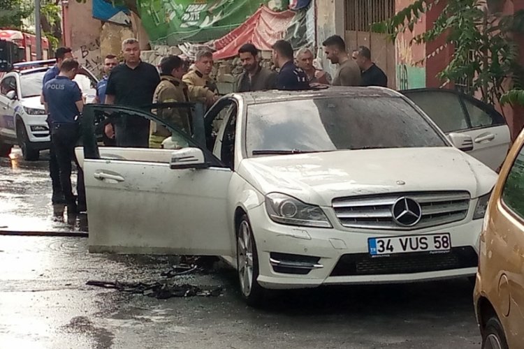 İstanbul'da park halindeki ara&ccedil; alev alev yandı