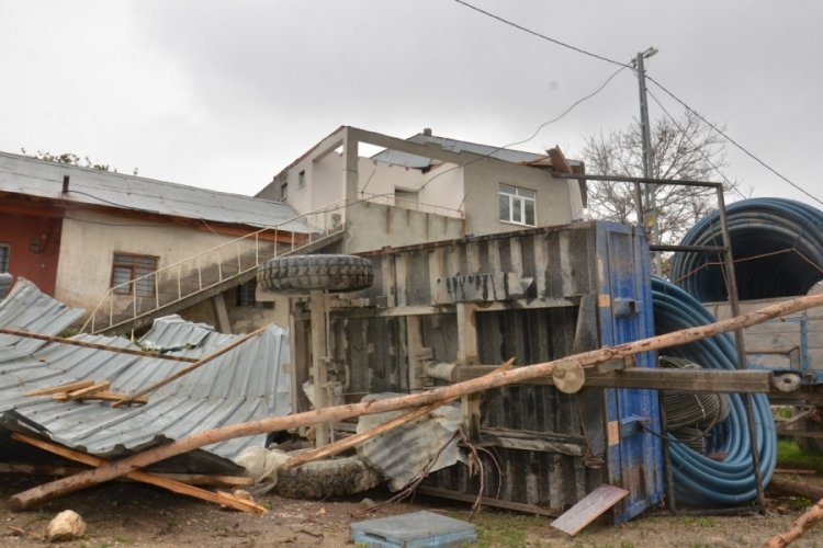 Kahramanmaraş'ta hortum ağa&ccedil;ları yerinden s&ouml;kt&uuml;