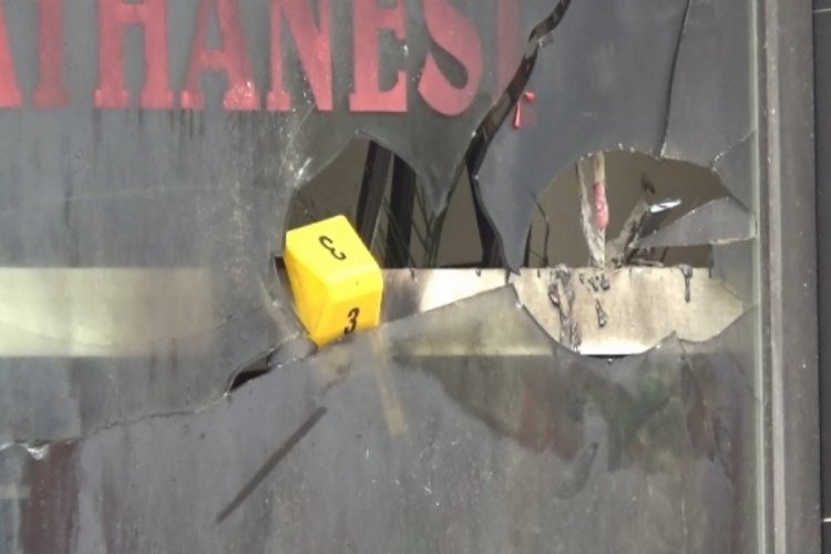 İzmir'de kıraathaneye molotoflu saldırı kamerada