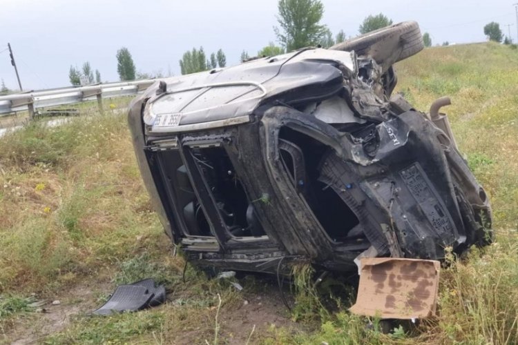 &Ccedil;orum'da kontrolden &ccedil;ıkan otomobil tarlaya devrildi: 2 yaralı