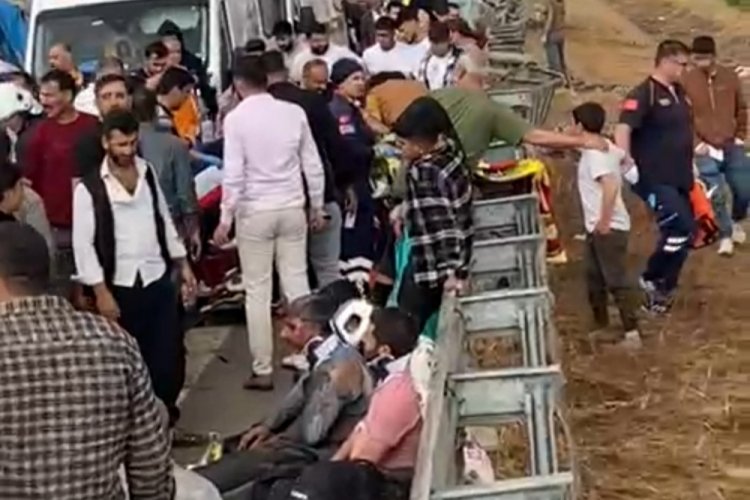 Gaziantep'te 5 aracın karıştığı kazada ortalık savaş alanına d&ouml;nd&uuml;: 2 &ouml;l&uuml;, 20 yaralı