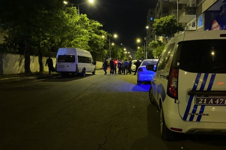Diyarbakır'da bir şahıs sokak ortasında sırtından bı&ccedil;aklandı