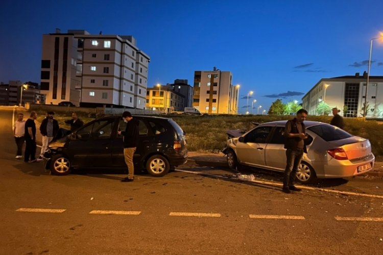Kayseri'de iki otomobil &ccedil;arpıştı: &Ccedil;ok sayıda yaralı var