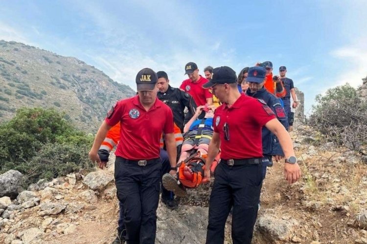 Muğla'da yaralı turisti iki saat sedye ile taşıdılar