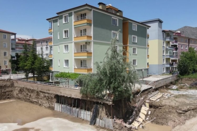 Amasya'da yan tarafında inşaat olan apartmanın bah&ccedil;e duvarı &ccedil;&ouml;kt&uuml;