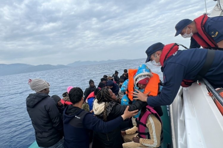 Ayvalık a&ccedil;ıklarında 25 d&uuml;zensiz g&ouml;&ccedil;men kurtarıldı