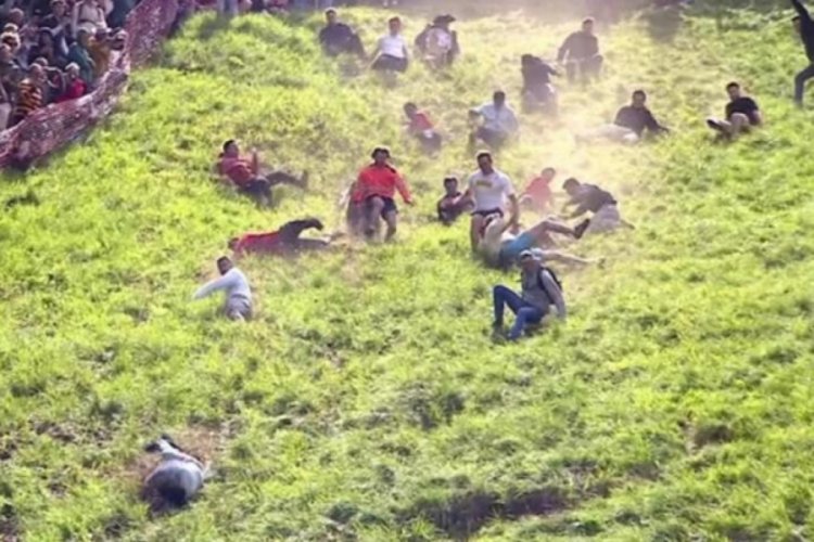 İngiltere'de peynir yarışına y&uuml;zlerce kişi katıldı