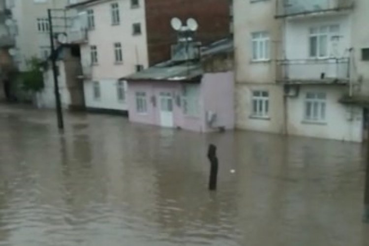 Elazığ'da şiddetli sağanak y&uuml;z&uuml;nden binalar su altında kaldı!