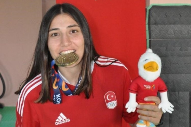 Feyzanur Azizoğlu Kick boks d&uuml;nya şampiyonu oldu