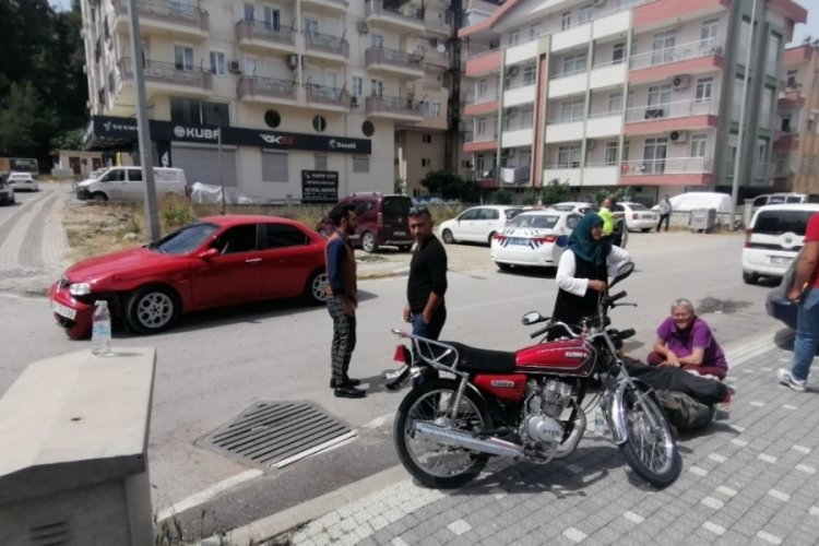 Antalya'da motosiklet ile otomobil &ccedil;arpıştı: 1 kişi yaralandı