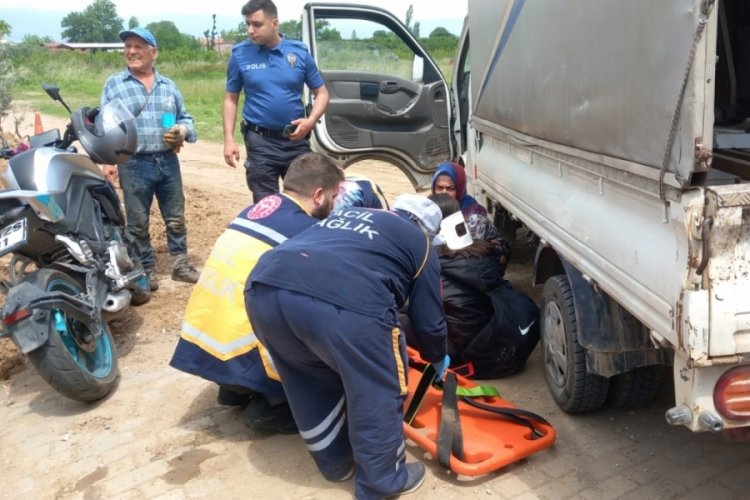 Bursa'da motosiklet ile kamyonet &ccedil;arpıştı! Yaralılar var