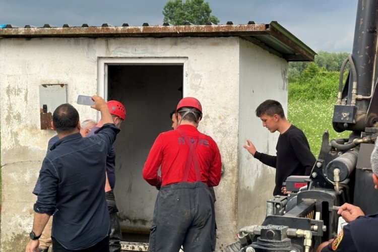 D&uuml;zce'de inekler su kuyusuna d&uuml;şt&uuml;: Kurtarma operasyonu