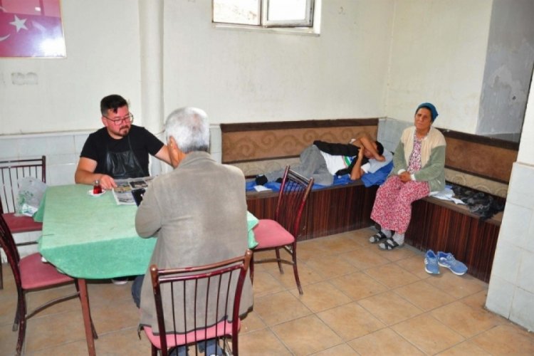 Manisa'da evden &ccedil;ıkarılan kadın zihinsel engelli 2 oğluyla kahvehaneye sığındı