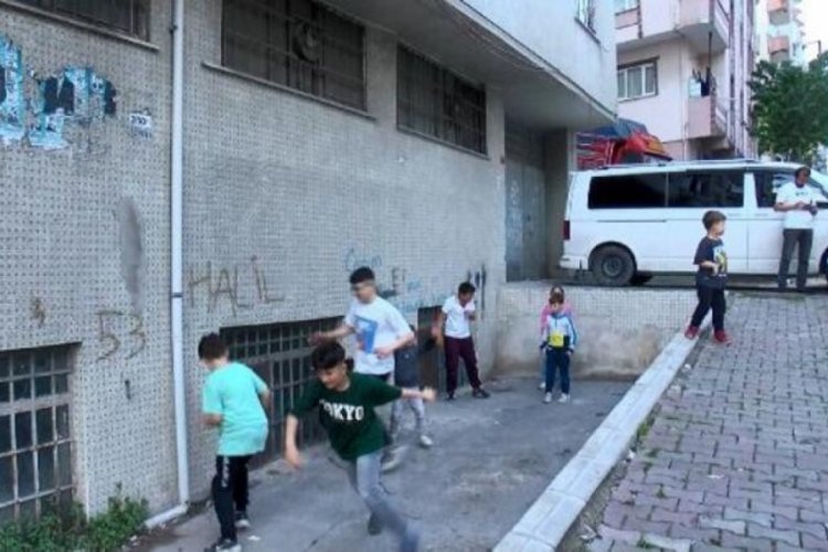 İstanbul'da otomobil oyun oynayan &ccedil;ocukların arasına daldı! 2 &ccedil;ocuk yaralandı