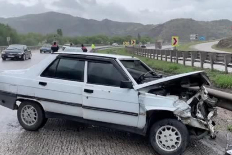 Kırıkkale'de otomobil bariyerlere &ccedil;arptı: 4 yaralı