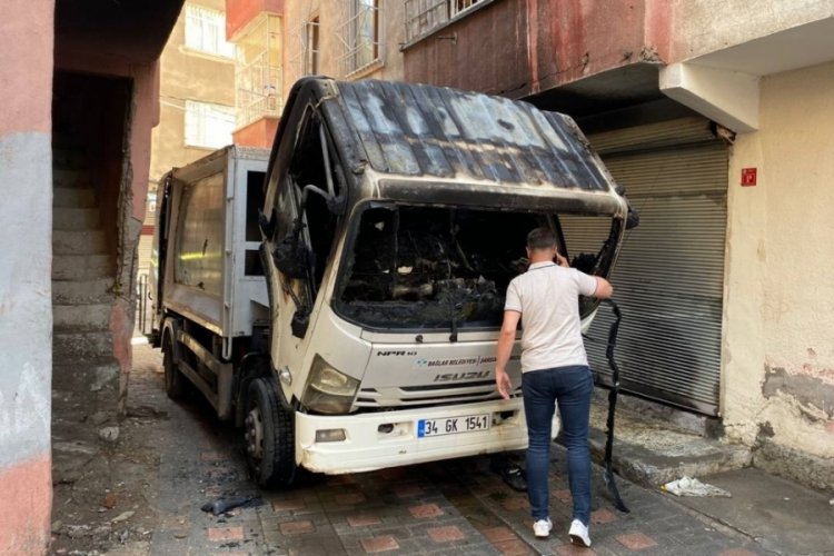 Diyarbakır'da maskeli 2 kişi, durdurdukları &ccedil;&ouml;p kamyonunu benzin d&ouml;k&uuml;p yaktı