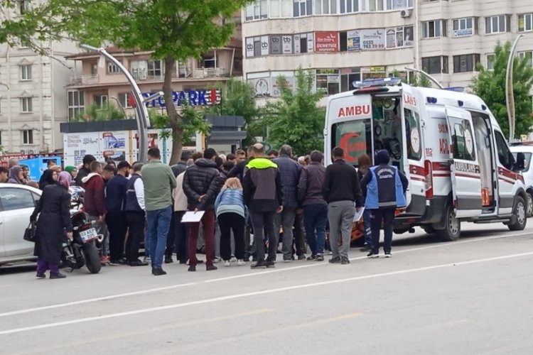 Afyonkarahisar'da motosiklet yayaya &ccedil;arpıp ka&ccedil;tı!