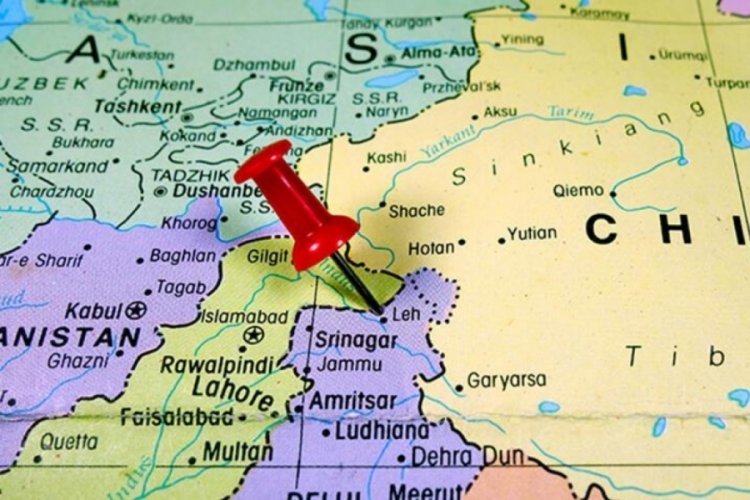 Hindistan'da yolcu otob&uuml;s&uuml; vadiye d&uuml;şt&uuml;: 10 kişi hayatını kaybetti