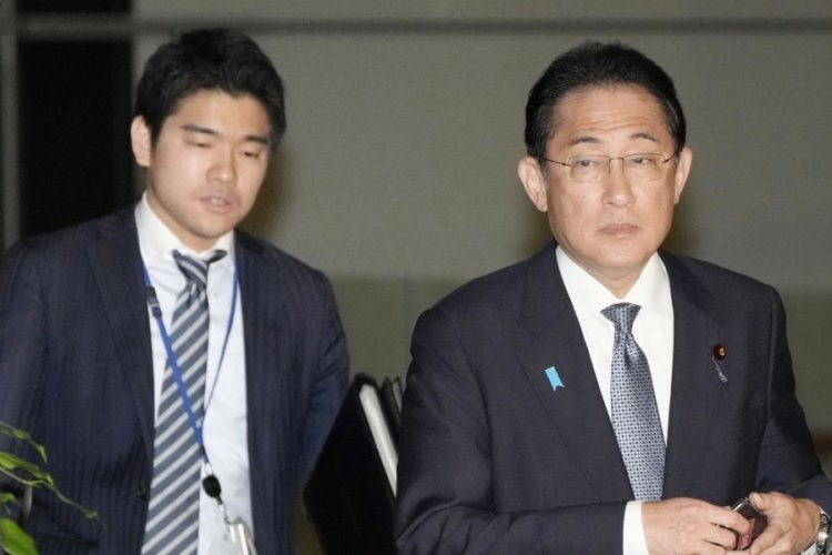 Japonya'da babasının resmi konutunda parti veren Kişida kovuldu