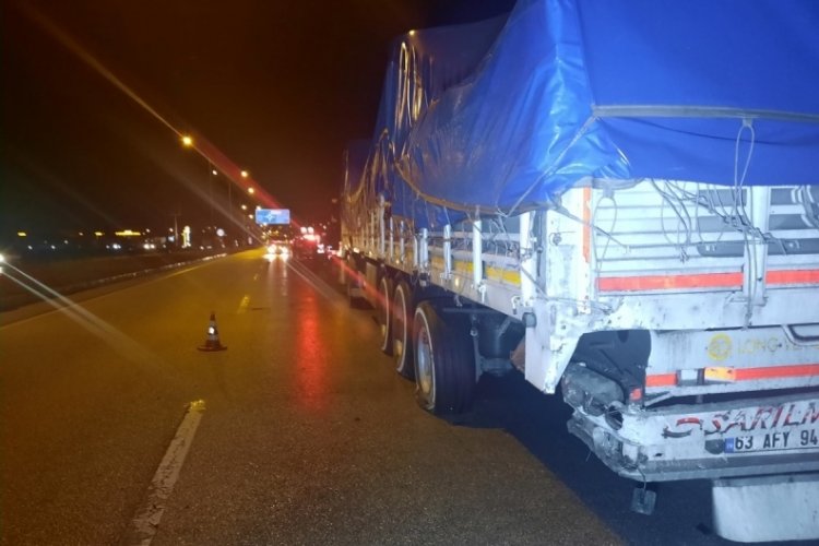 Afyonkarahisar'da otomobil tıra arkadan &ccedil;arptı: 1 &ouml;l&uuml;, 1 yaralı