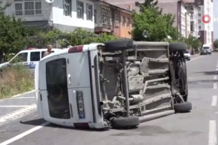 Kayseri'de otomobille &ccedil;arpışan ticari ara&ccedil; yan yattı: 2 kişi yaralandı