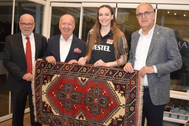 Antalya'da Filenin Sultanlarına D&ouml;şemealtı halısı hediye edildi