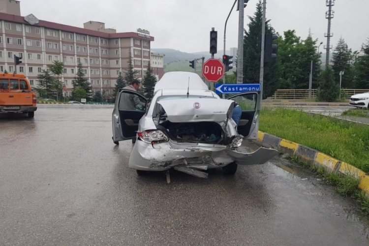 Karab&uuml;k'te kırmızı ışıkta bekleyen otomobile &ccedil;arptı