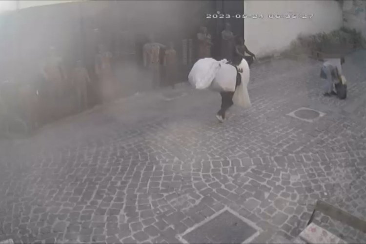 Gaziantep'te trafodan &ccedil;aldığı eşyalarla kameralara yakalandı