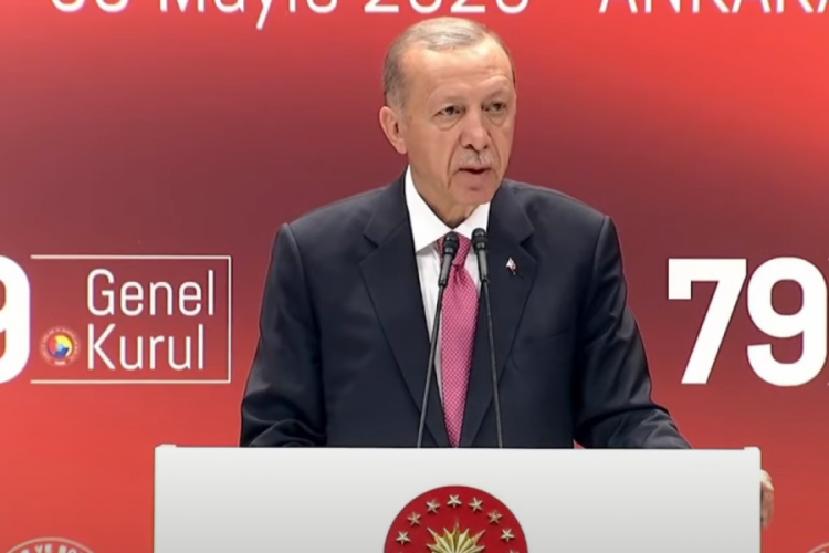 Erdoğan: Halkımız 5 sene daha&nbsp;'istikrar s&uuml;rs&uuml;n, T&uuml;rkiye b&uuml;y&uuml;s&uuml;n' demiştir