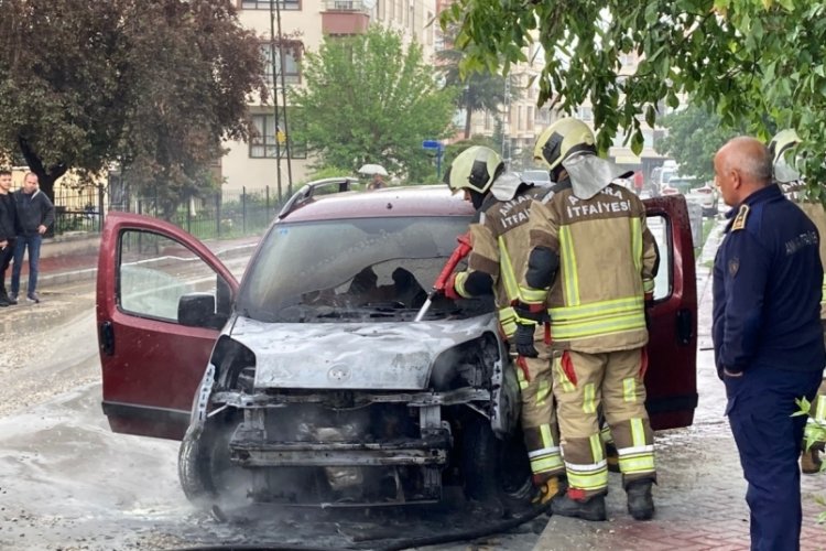 Ankara'da kontağını &ccedil;evirdiği otomobil alev aldı!