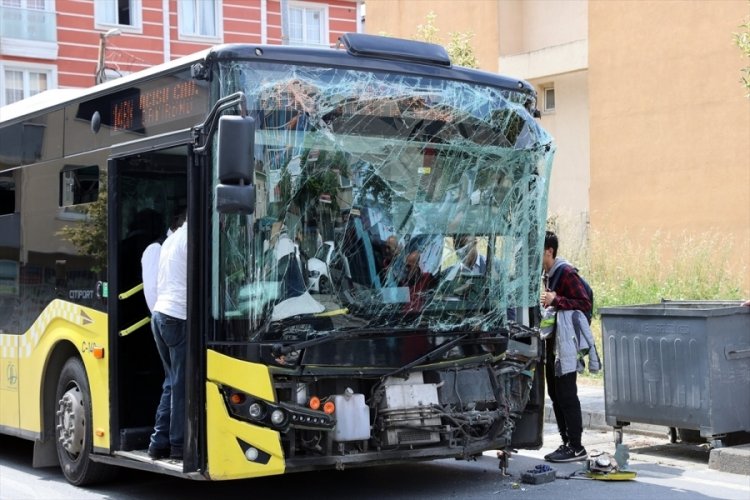 İstanbul'da 2 İETT otob&uuml;s&uuml; &ccedil;arpıştı: 3 yaralı