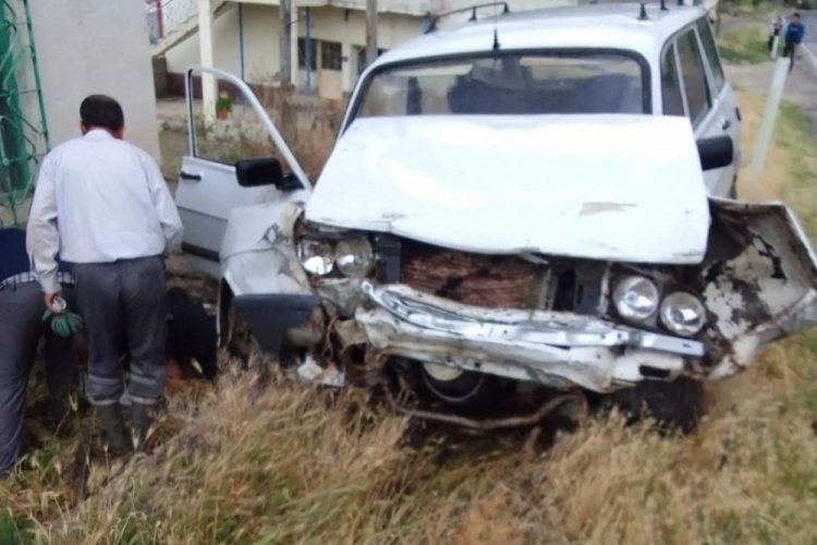 Kayseri'de ara&ccedil; yoldan &ccedil;ıktı: 2 kişi yaralandı