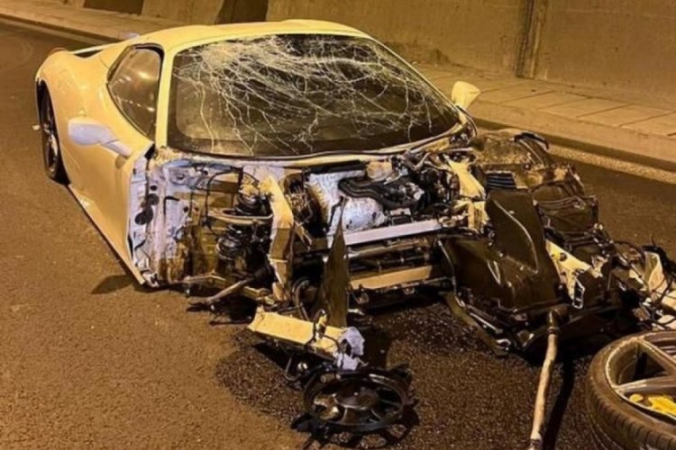 Hız denemesi yapan şarkıcı Ceylan Koynat ve nişanlısı trafik kazası ge&ccedil;irdi