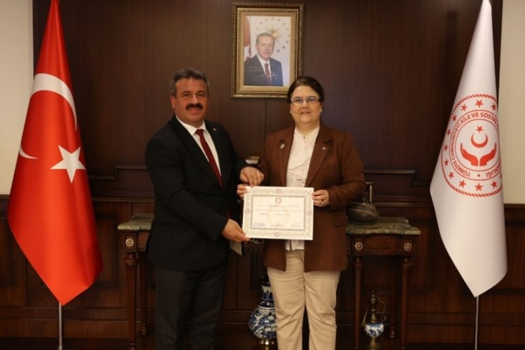 Aile ve Sosyal Hizmetler Bakanı Derya Yanık mazbatasını aldı