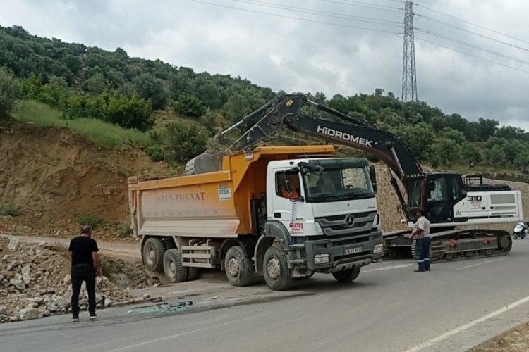 Balıkesir Edremit'te hafriyat kamyonu su kanalına d&uuml;şt&uuml;: 1 yaralı