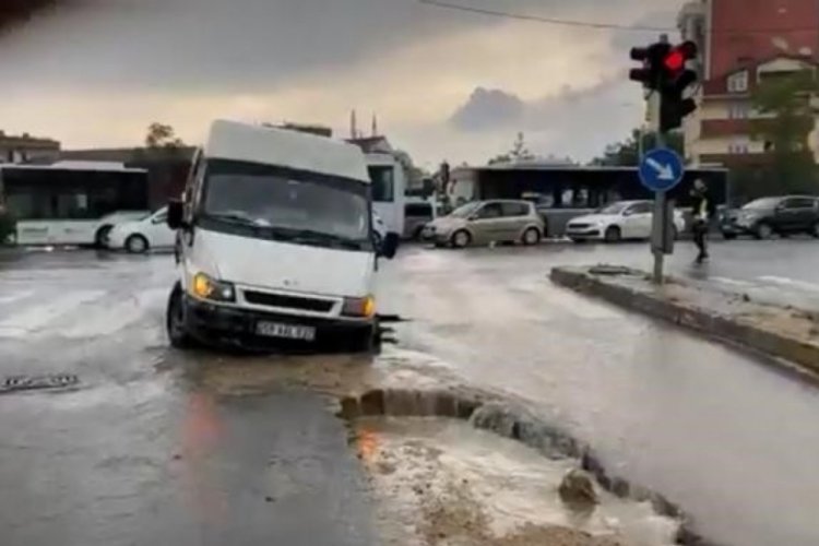 Tekirdağ'da ara&ccedil;lar suya g&ouml;m&uuml;ld&uuml;, s&uuml;r&uuml;c&uuml;ler tepki g&ouml;sterdi