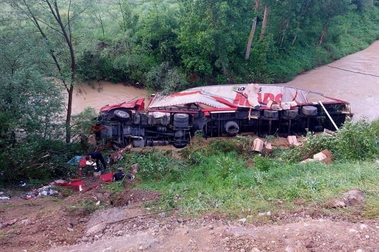 Samsun'da tır &ccedil;aya devrildi