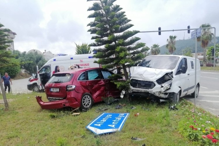 Antalya'da otomobil ile kamyonet &ccedil;arpıştı: 5 yaralı