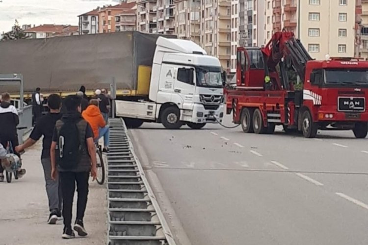 &Ccedil;orum'da yanlış yola giren tır trafiği kilitledi