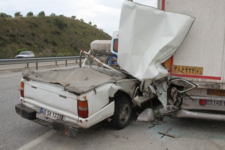 Manisa'da kamyonet tıra arkadan &ccedil;arptı: 1 &ouml;l&uuml;, 1 ağır yaralı