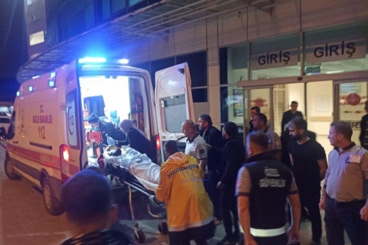 Alkoll&uuml; mekanda husumetlisini silahla ağır yaraladı